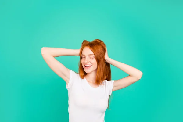 Retrato de jovem senhora com cabelos longos em branco t-shirt segurar palma — Fotografia de Stock