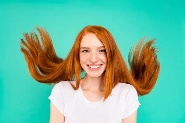 Wellness hår koncept. Närbild porträtt av lycka dam i wh — Stockfoto