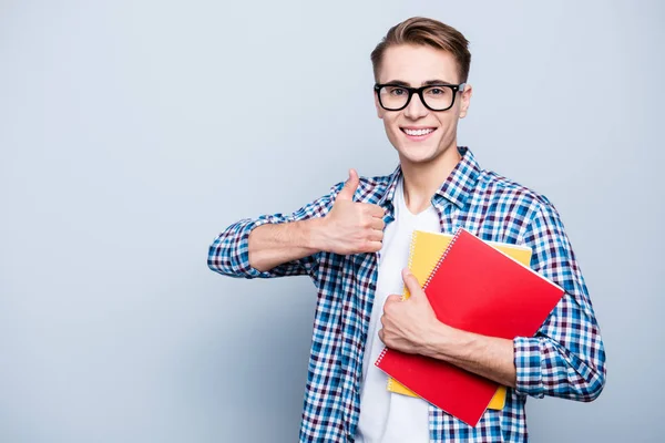 Porträtt av slarvig, sorglös tonåring, tonåringen highschool kille i — Stockfoto