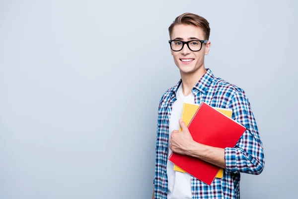 Profilbild von einem jungen Mann im Streetstyle-Outfit — Stockfoto