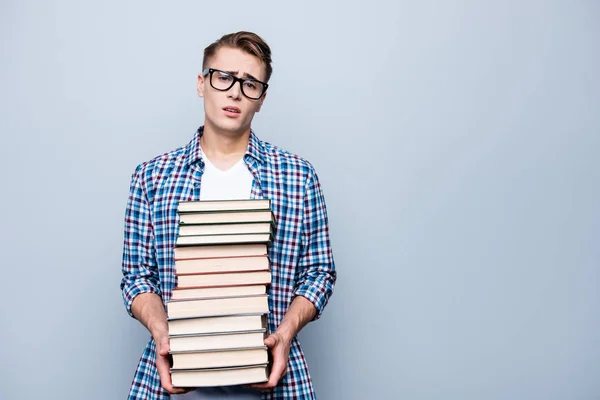 Portrait d'homme fatigué et contrarié en chemise à carreaux, lunettes, oeil — Photo