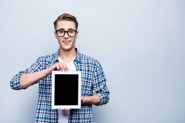 Retrato de cerca de inteligente, inteligente, guapo, atractivo — Foto de Stock