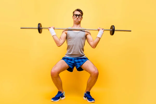 Longitud completa cuerpo tamaño de funky caucásico chico en gafas, haciendo p — Foto de Stock