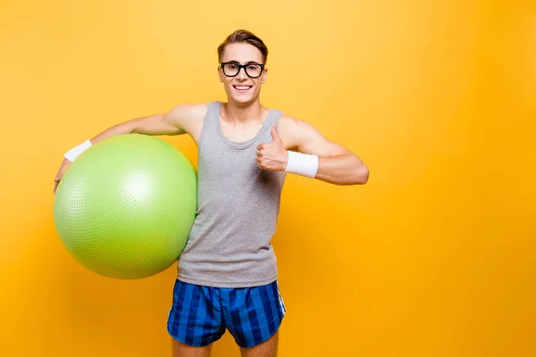 Werbekonzept. Porträt eines jungen Mannes mit Brille, Augenbraue — Stockfoto