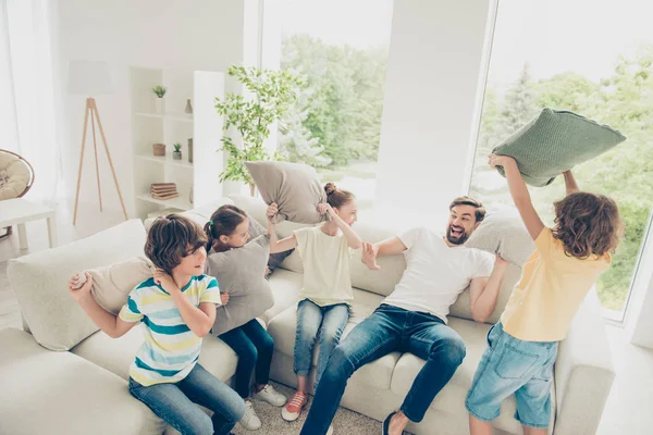 Sueño, concepto funky del día del padre de ensueño. Retrato de la familia con estilo — Foto de Stock