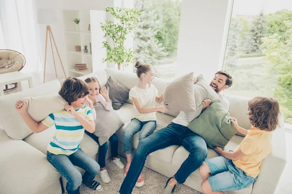 Conceito de momentos doces, adoráveis, descuidados e despreocupados. Fami alegre — Fotografia de Stock