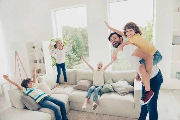 Concepto de tiempo libre. Retrato de papá amable, encantador y tres ki — Foto de Stock