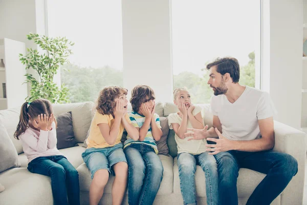 Tempo livre conceito pré-adolescente pré-adolescente. Babysitter contar a história do susto — Fotografia de Stock