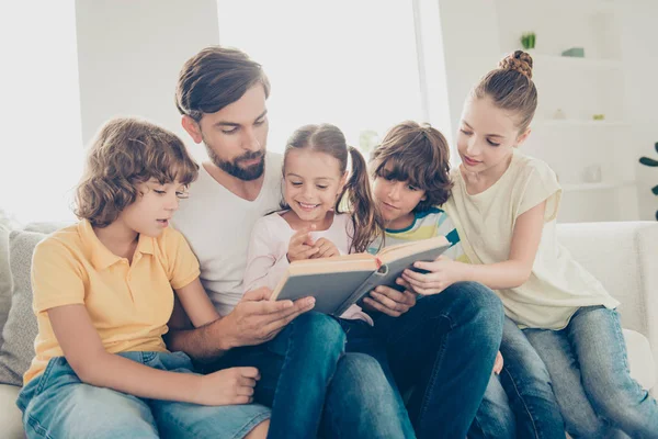 Familia feliz leer interesante ropa de libro en denim, traje de vaqueros w — Foto de Stock