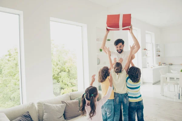 Papa houd prijs boven hoofd, vier kinderen omhoog van gezellige, comfort — Stockfoto
