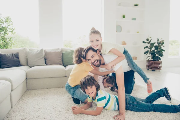 Concepto descuidado descanso relajarse sofá. Alegre, hermosos niños olay o — Foto de Stock