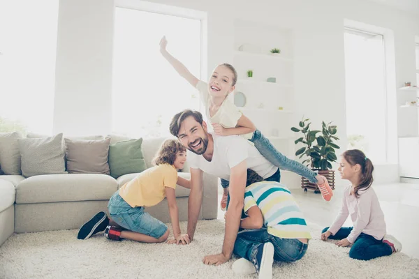 Vrije tijd, slordig, zorgeloos vrijetijdsactiviteiten pre-teen concept. Vader s — Stockfoto