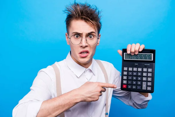 Retrato de inteligente bonito louco caucasiano cara inteligente em branco uni — Fotografia de Stock