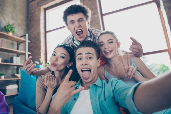 Fröhliche trendige Jugendliche machen irrsinniges Selfie vor laufender Kamera — Stockfoto