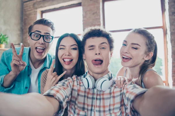 Los jóvenes descuidados y divertidos se toman una selfie delante del teléfono —  Fotos de Stock