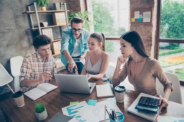 Giovani gruppo diversità di persone provenienti da istituto economico sedersi — Foto Stock