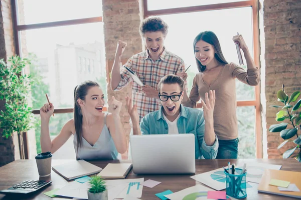 Concepto de proyecto de finalización exitosa y reacción humana. Exp. — Foto de Stock