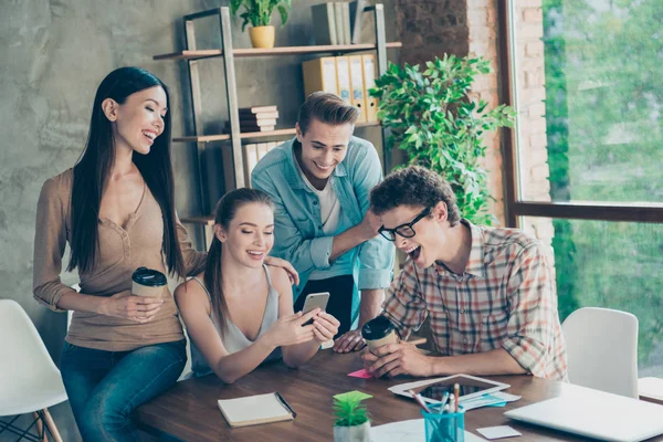 Fire glade tenåringer, gutter og jenter, venner som har r – stockfoto