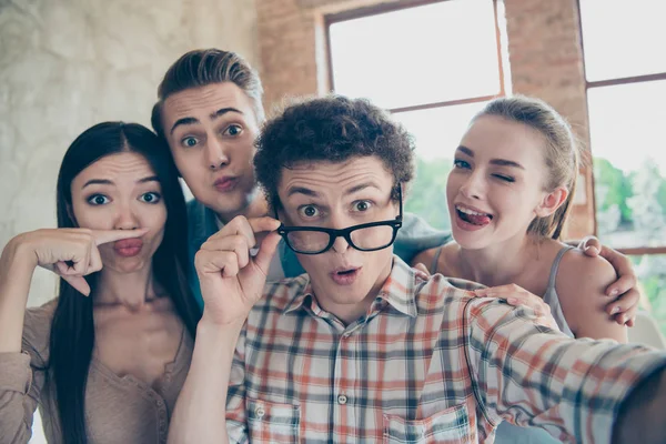 Autorretrato de cuatro alegres alegres personas, chicas y chicos havin — Foto de Stock