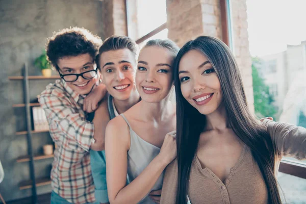 Autorretrato de cuatro alegres alegres personas, amigos, guapo ne — Foto de Stock