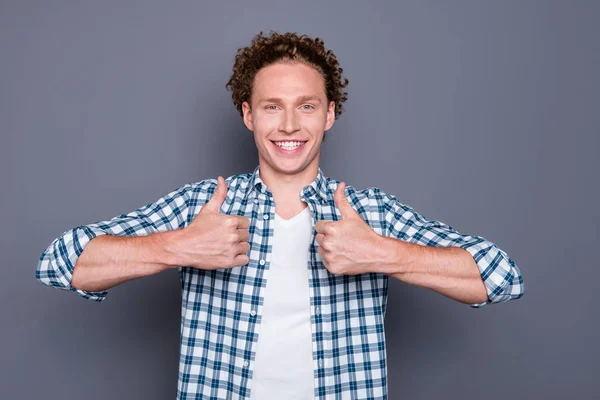 Bello dai capelli ricci eccitato giovane studente ragazzo, mostrando doppio — Foto Stock