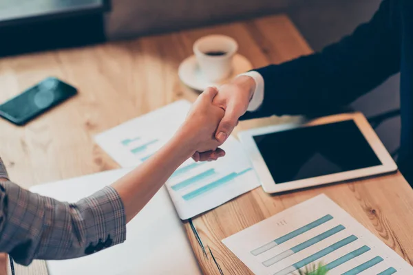 Gratulujeme novým partnerstvím. Oříznuté detail handshake dvou — Stock fotografie