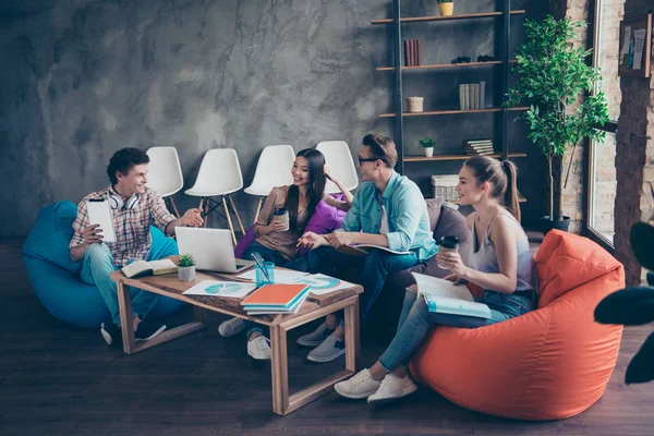 Fyra bedårande smart, smarta människor, vänner, vackra fina attr — Stockfoto