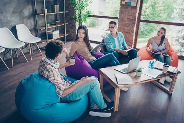 Hög vinkel syn på fyra bedårande smart, smart, intelligent männis — Stockfoto