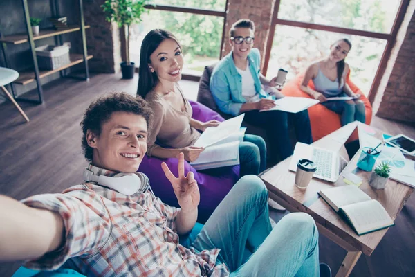 Själv foto av fyra fina bedårande smart, smart, intelligent männis — Stockfoto