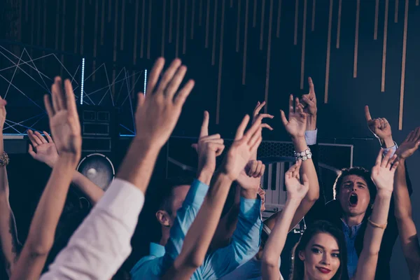 Trevliga glada glad publik med upphöjda händer på musik håll — Stockfoto