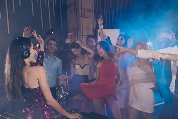 Lady dj zagra na święto, świąteczne dla ludzi tańczących w klubie partii — Zdjęcie stockowe