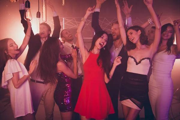 Fantasia, luxo bêbado pessoas dançando no clube de festa com luz de néon — Fotografia de Stock