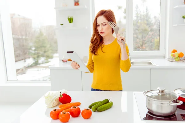 Dieta, pérdida de peso, concepto de adelgazamiento. Desconcertado, preguntas señora loo —  Fotos de Stock