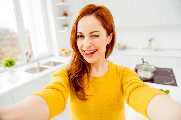 Mujer elegante, elegante, encantadora, alegre, elegante en pul amarillo —  Fotos de Stock