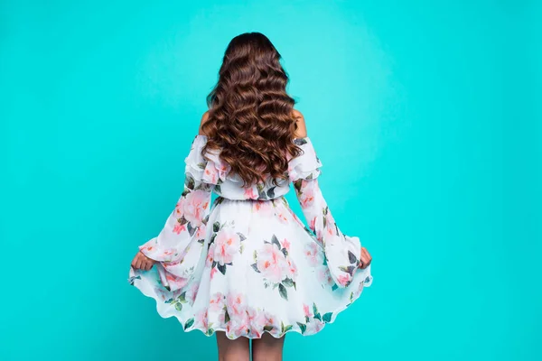 Voltar traseiro atrás vista foto de jovem senhora segurar as mãos na bainha de l — Fotografia de Stock