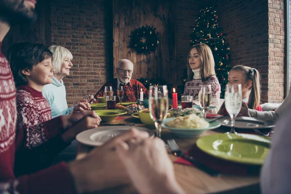 Noel Familientreffen, Tradition, Brauchtum. grauhaarige Großmutter — Stockfoto