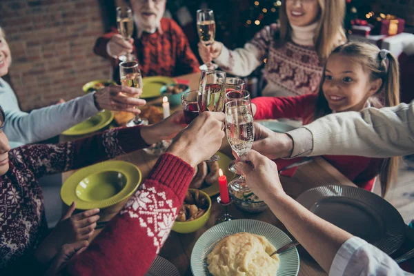 Ноель сім'ї збір, що відповідають. Обрізаний wineglass, веселий сірий — стокове фото