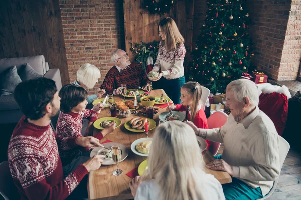 Toplama, Toplantı noel aile görüş açısı yukarıda yüksek. Keyifli — Stok fotoğraf