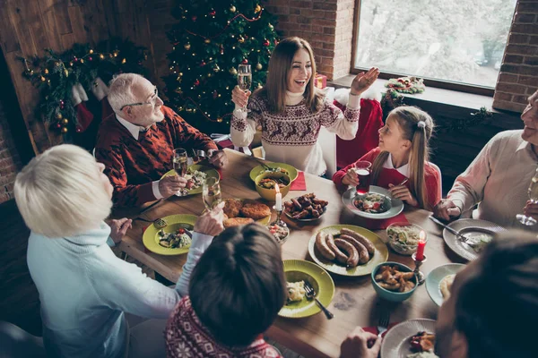 Blick hoch oben auf das noel family meeting. Fröhliche Frohnatur — Stockfoto