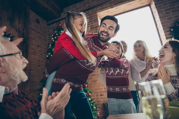 Baixo ângulo abaixo vista de noel reunião casal da manhã, tradição — Fotografia de Stock