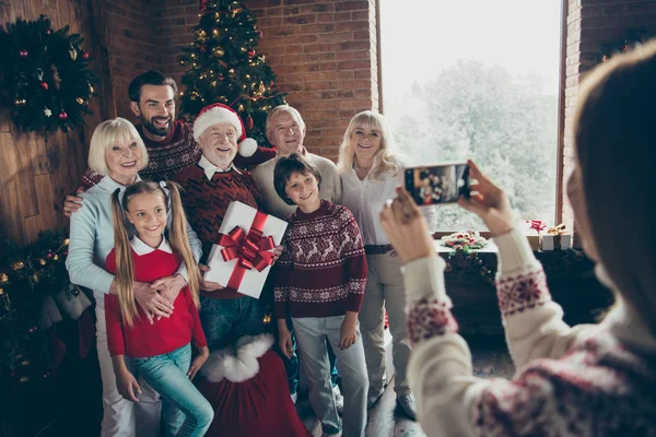 Portrait photo de famille pleine gaie. Rassemblement du matin Noel . — Photo