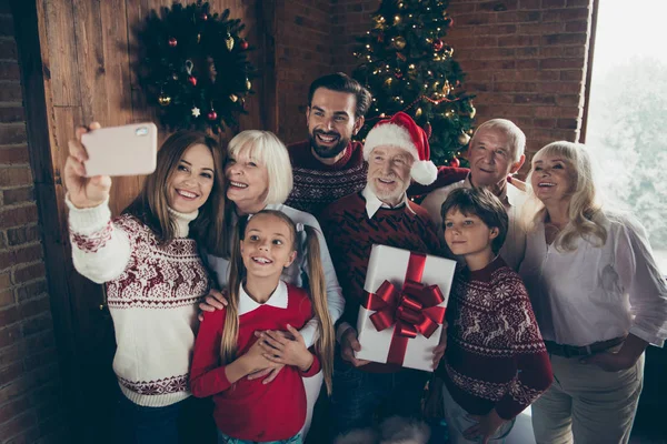 Dcember 2019 tradition x-mas. Porträtt av glada hela familjen Nilsson — Stockfoto