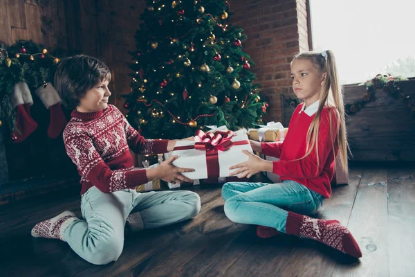 Niza adorable divertido niños pequeños, hermano y hermana, sitti —  Fotos de Stock