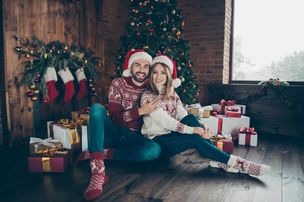 Dos alegres y simpáticas personas adorables, pareja casada vistiendo de santa —  Fotos de Stock