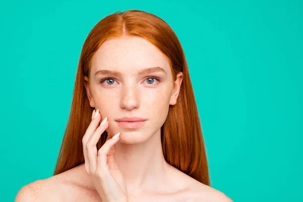 Close-up portret van naakt kalm roodharige meisje met glanzend pure c — Stockfoto