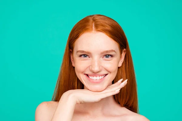 Egészség és a szépség fogalma. Közelkép portréja szép vörös hajú — Stock Fotó
