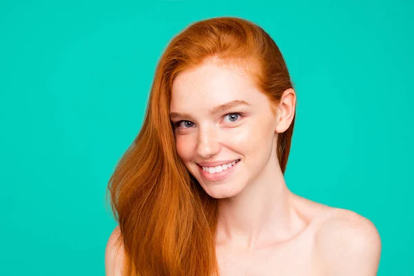 素敵な裸肯定的な甘い柔らかい陽気な赤い髪の少女 光沢のある純粋なきれいな澄んだ滑らかな完璧な肌 緑青緑色の背景に分離のクローズ アップの肖像画 — ストック写真