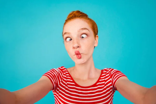 Auto Retrato Louco Tolo Brincalhão Muito Extático Alegre Menina Ruiva — Fotografia de Stock