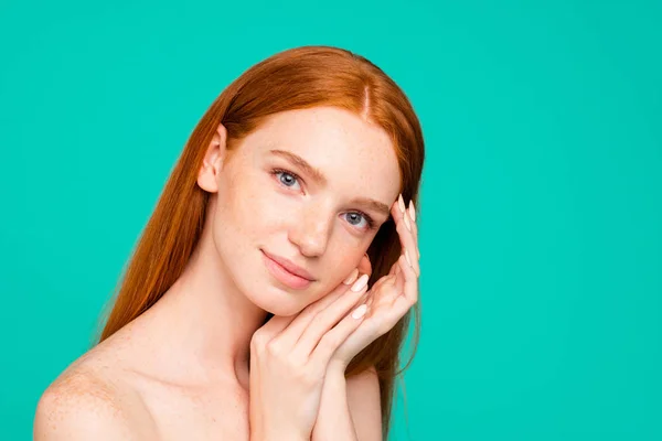 広告の概念 緑青緑色の背景に分離された裸自然赤い少女 光沢のある純粋な新鮮な滑らかな完璧な肌 ビタミン デトックス コラーゲン ボトックスを使用して 顔に触れる — ストック写真