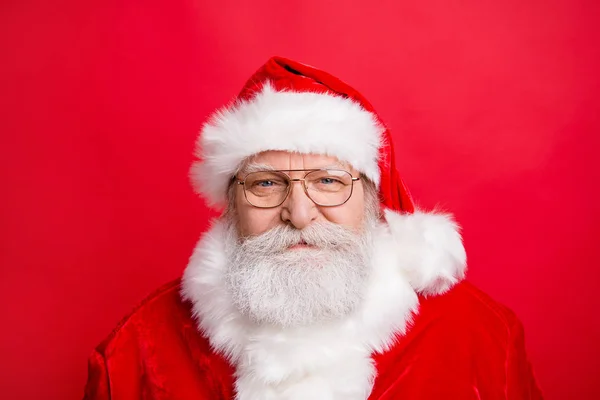 霍莉快活来了 特写时尚友好的安静圣诞老人的脸看相机站在生动的红色背景孤立 — 图库照片